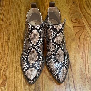 Time and tru snake print booties, size 7. Excellent condition.